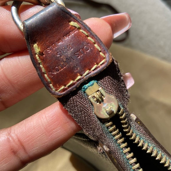 Vintage Authentic Louis Vuitton Pouchette (2001) - Picture 7 of 12